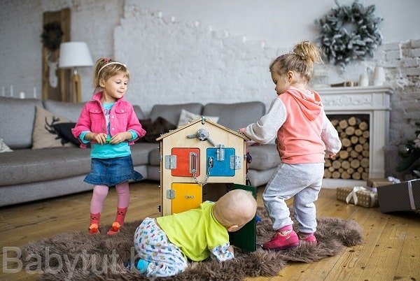 дети играют с бизибордом