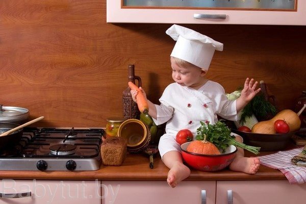 ребенок играет на кухне