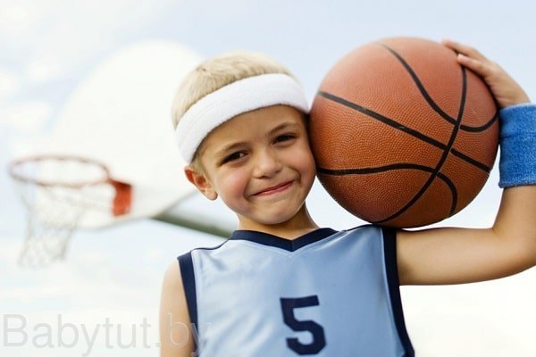 ребенок играет в баскетбол