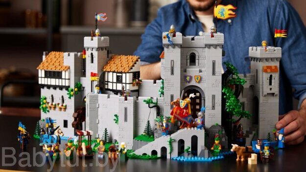 Конструктор Lego Creator Expert Замок Львиных рыцарей 10305