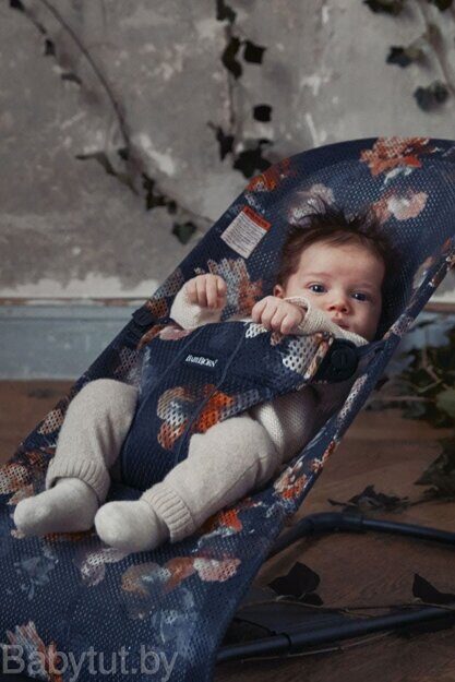 Кресло-шезлонг BabyBjorn Bliss Mesh Черный с цветочным принтом